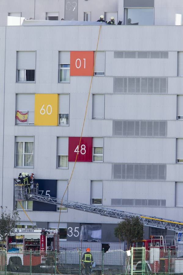 Fotos: Los Bomberos de Santander apagan un incendio en la calle Garcia Lorca de La Albericia