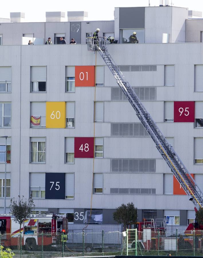 Fotos: Los Bomberos de Santander apagan un incendio en la calle Garcia Lorca de La Albericia