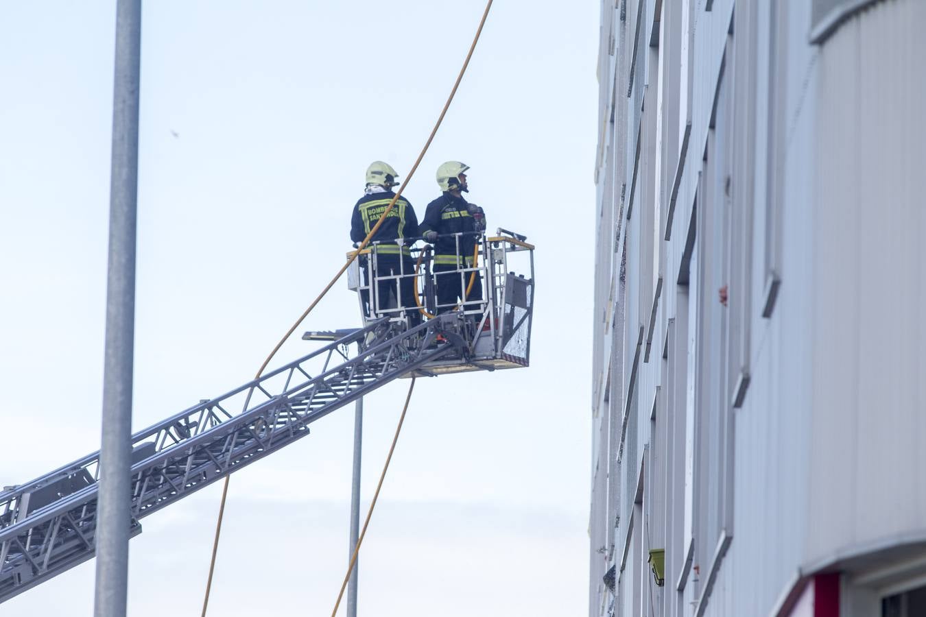 Fotos: Los Bomberos de Santander apagan un incendio en la calle Garcia Lorca de La Albericia