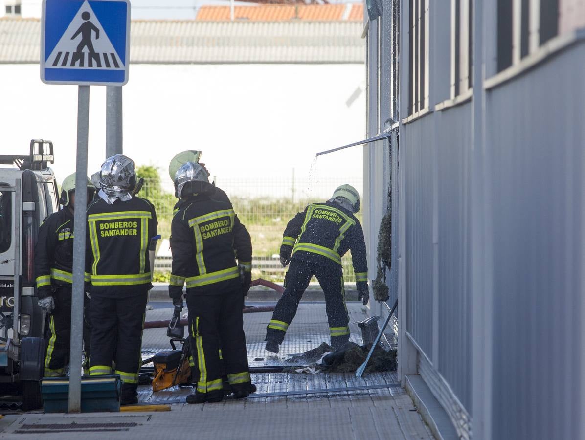 Fotos: Los Bomberos de Santander apagan un incendio en la calle Garcia Lorca de La Albericia