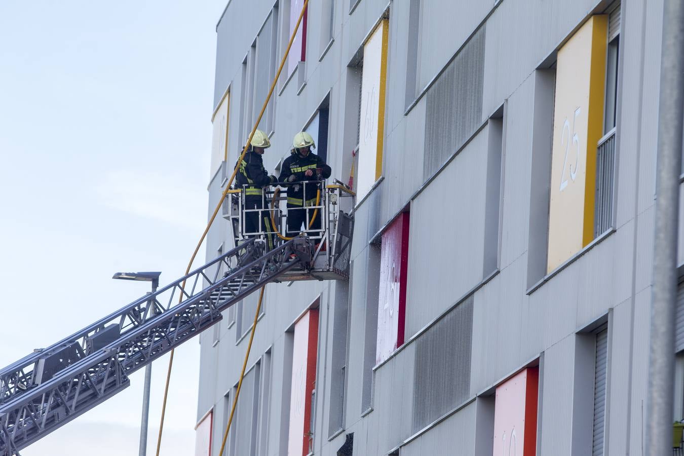 Fotos: Los Bomberos de Santander apagan un incendio en la calle Garcia Lorca de La Albericia