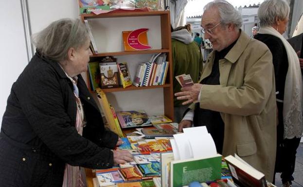 Imagen principal - Torrelavega recupera la Feria del Libro con Gutiérrez Aragón como protagonista