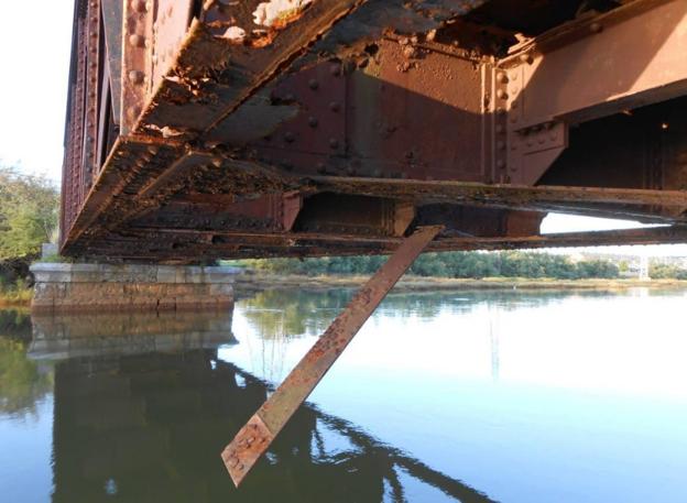 El estado de deterioro del puente es evidente. 