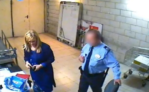 Fragmento del vídeo en el que se ve a Cristina Cifuentes robando cremas en un supermercado.