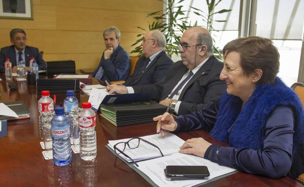 La consejera de Sanidad, en primer término, en la reunión del Consejo de Gobierno de esta mañana.