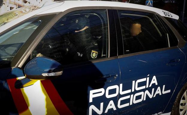 Coche de la Policía que traslada a dos de los cinco acusados de violar a una joven madrileña los pasados sanfermines. 