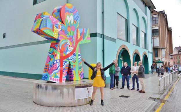 Sandra Suárez junto al Pipol América en Los Corrales