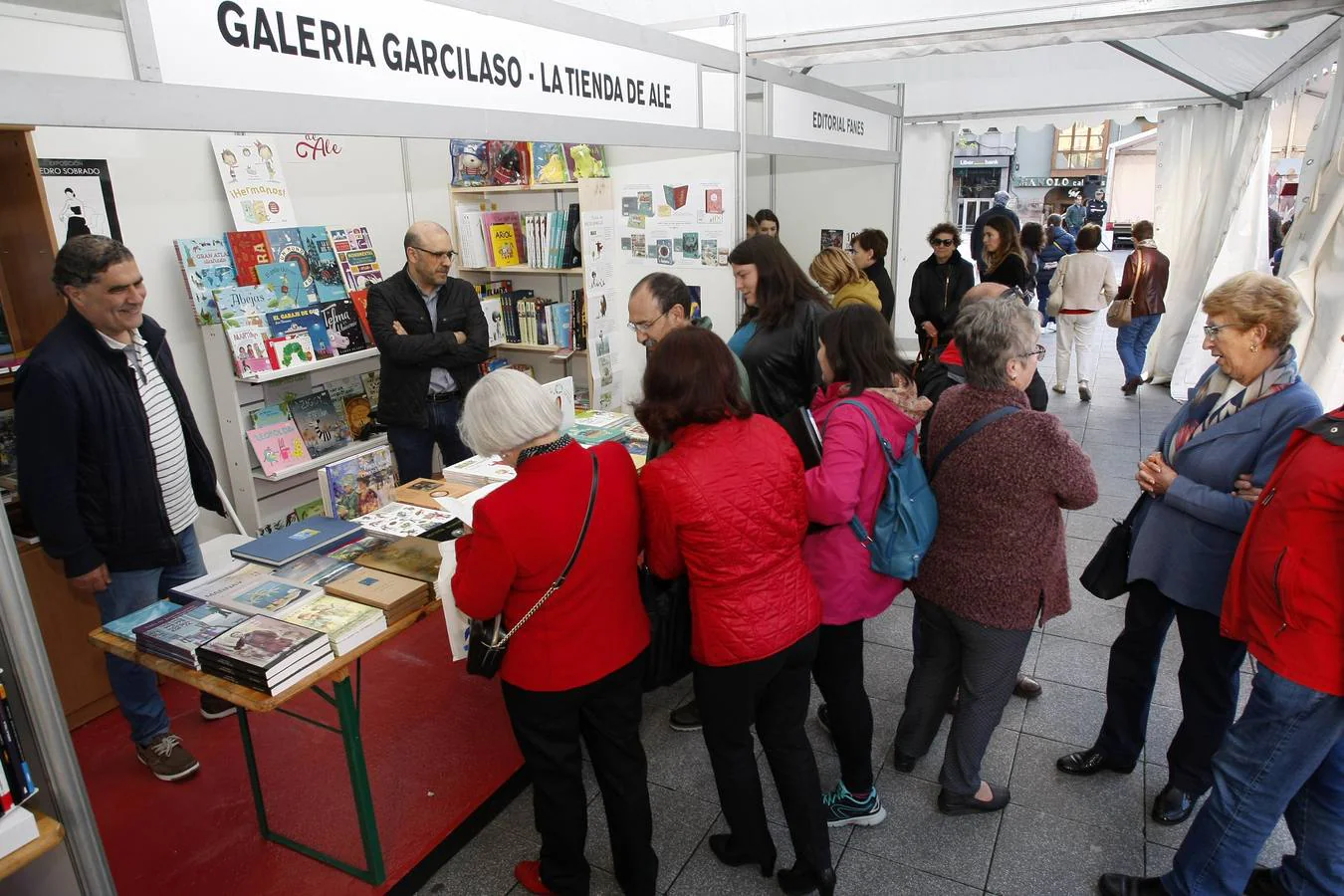 Fotos: Gutiérrez Aragón, en la Feria del Libro de Torrelavega 