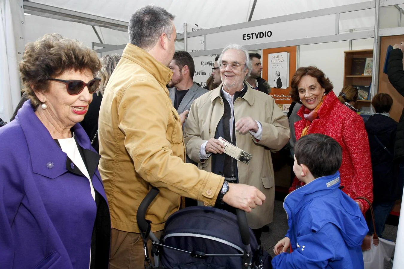 Fotos: Gutiérrez Aragón, en la Feria del Libro de Torrelavega 