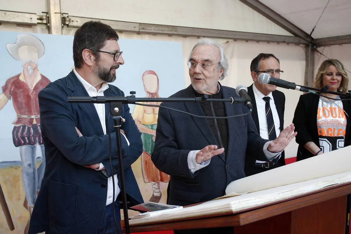 Fotos: Gutiérrez Aragón, en la Feria del Libro de Torrelavega 