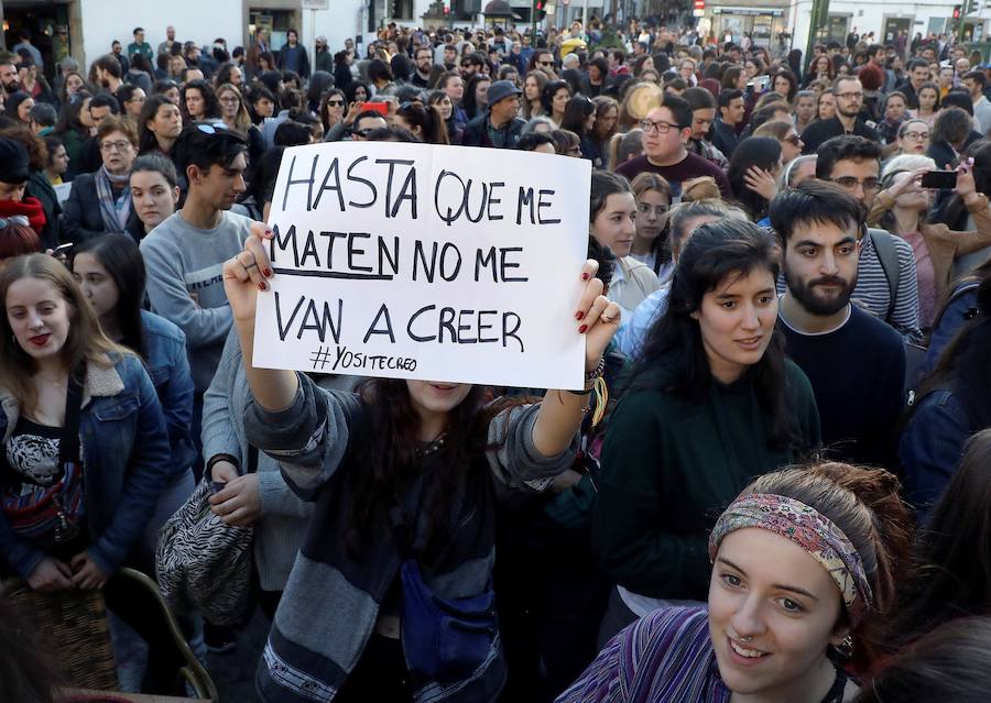 Miles de personas participan esta tarde en las múltiples movilizaciones convocadas en toda España en señal de repulsa a la sentencia dictada hoy contra los cinco integrantes de la Manada
