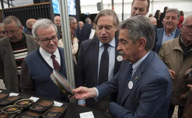 El presidente regional, Miguel Ángel Revilla, en la Feria de la Anchoa, celebrada en Santoña