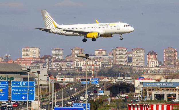 Vueling cancela los dos vuelos de hoy entre Barcelona y Santander por la huelga de pilotos