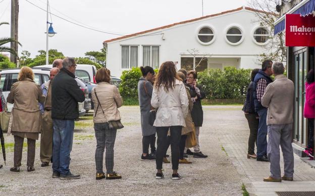 Vecinos del edificio y propietarios de segundas residencias llegaron puntuales a la reunión. 