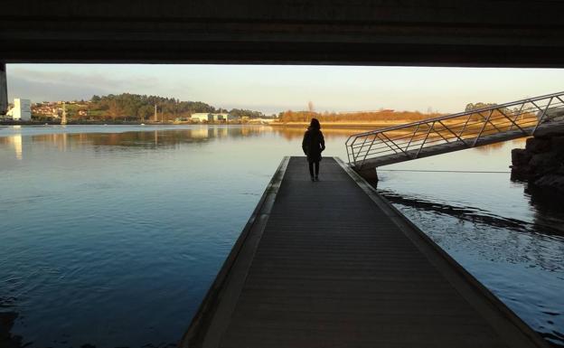 Pasarela peatonal en la ría de boo, en las Marismas Negras. 