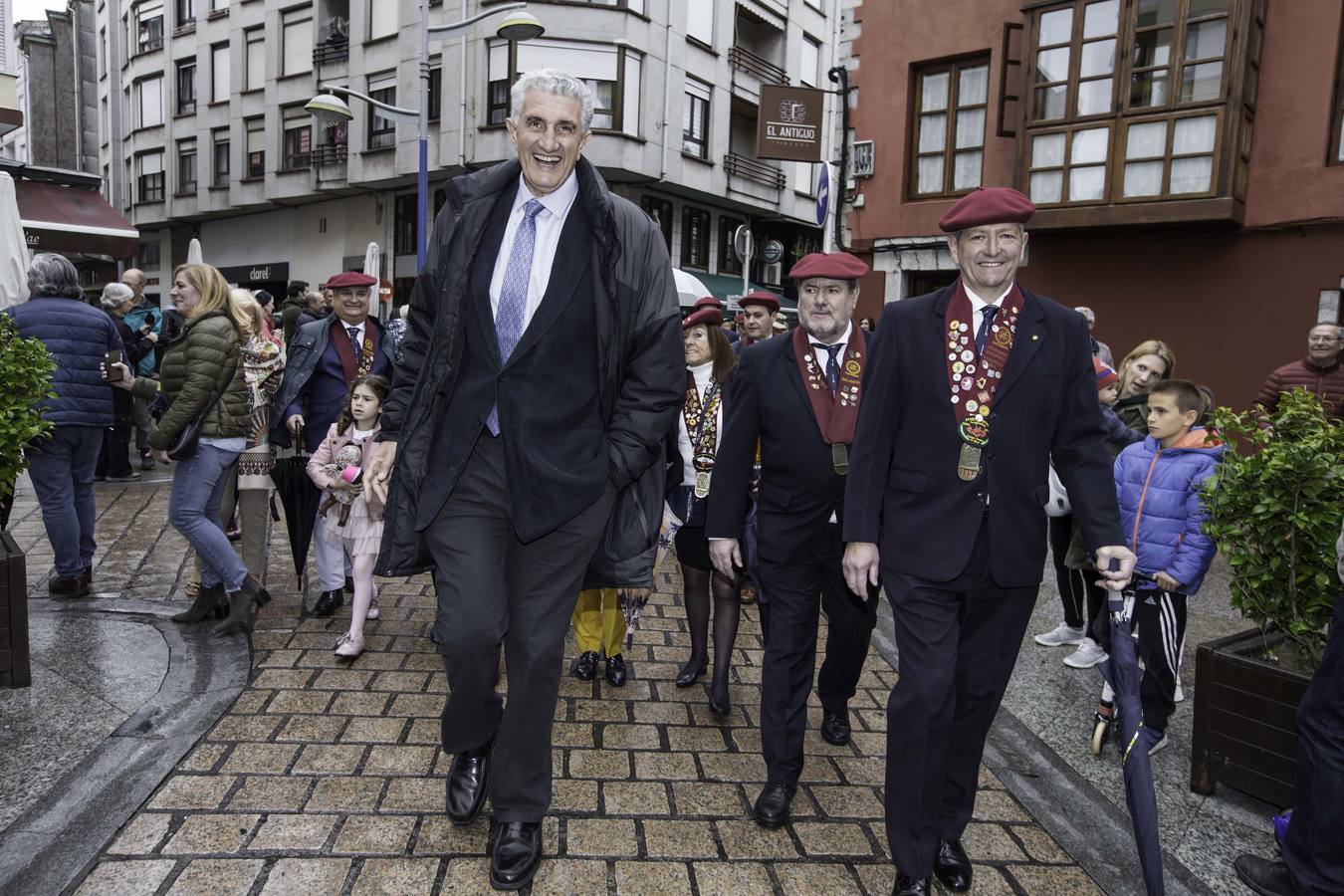 El ex jugador de baloncesto Fernando Romay ha sido nombrado hoy cofrade de honor de la Cofradía de la Anchoa de Cantabria durante la celebración del 22 Cabildo de esta entidad gastronómica, que ha tenido lugar este sábado en el teatro Liceo de Santoña, dentro de los actos de la Feria de la Anchoa y la Conserva de Cantabria.