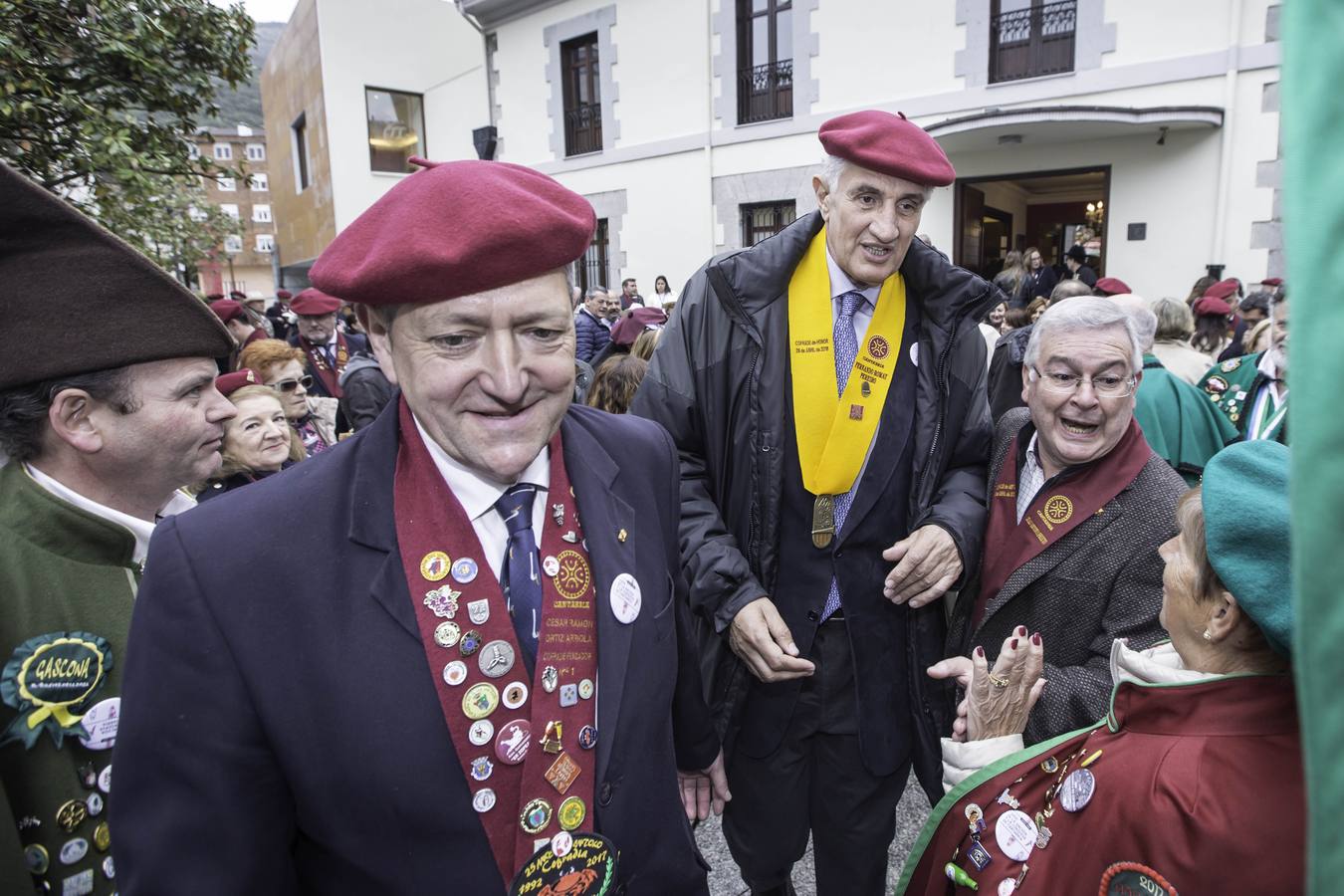 El ex jugador de baloncesto Fernando Romay ha sido nombrado hoy cofrade de honor de la Cofradía de la Anchoa de Cantabria durante la celebración del 22 Cabildo de esta entidad gastronómica, que ha tenido lugar este sábado en el teatro Liceo de Santoña, dentro de los actos de la Feria de la Anchoa y la Conserva de Cantabria.