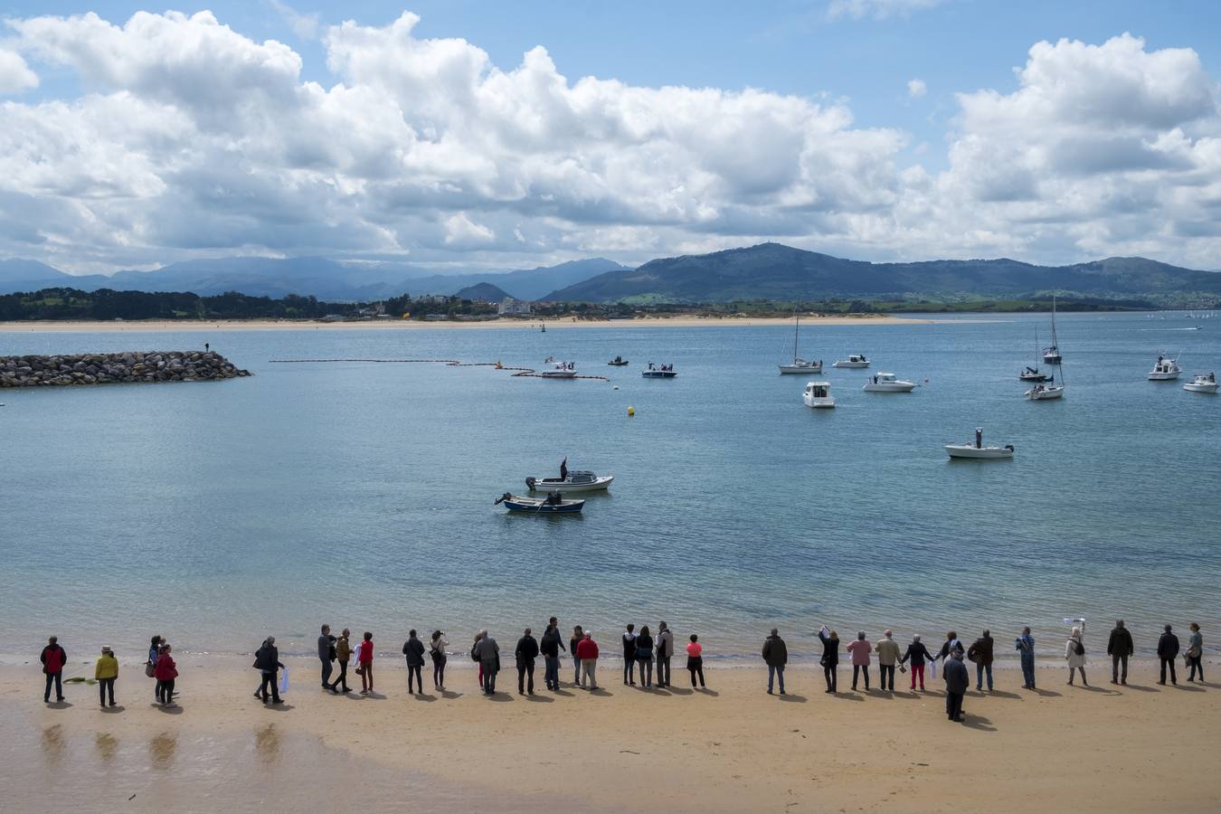 Doscientas personas han participado en una nueva movilización que ha contado con la novedad de la presencia de barcos