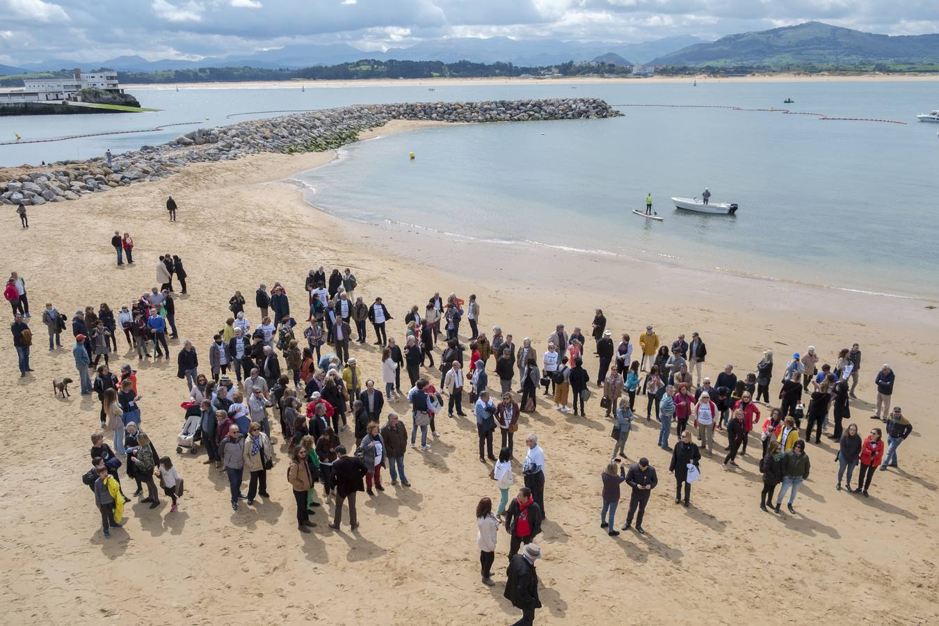 Doscientas personas han participado en una nueva movilización que ha contado con la novedad de la presencia de barcos