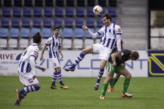 El gimnástico Palazuelos remata un balón de cabeza en un lance del juego.