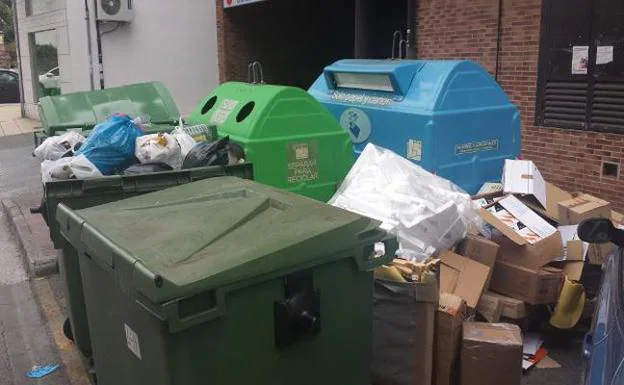 La intención es dejar las calles limpias de papel y cartón alrededor de los contenedores