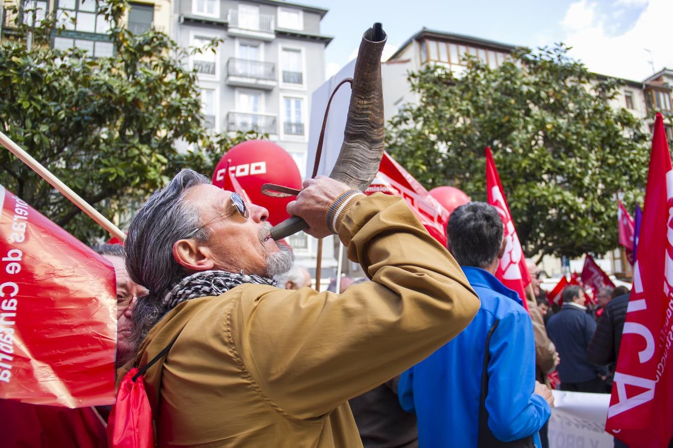 Fotos: Miles de personas participan en la manifestación del 1 de mayo en Santander