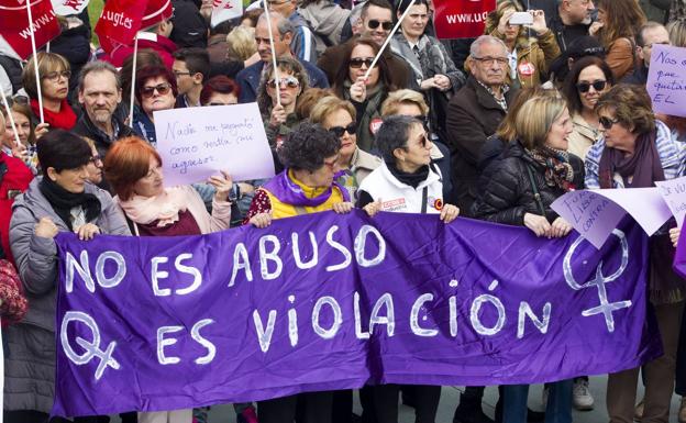 Pancarta contra la manada presente en la manifestación del 1 de mayo en Santander