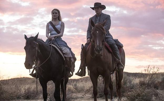 Imagen principal - James Marsden, Evan Rachel Wood, Talulah Riley, Gustaf Skarsgård, Jeffrey Wright, Luke Hemsworth y Betty Gabriel en diversas escenas de 'Westworld' (2016 -). 