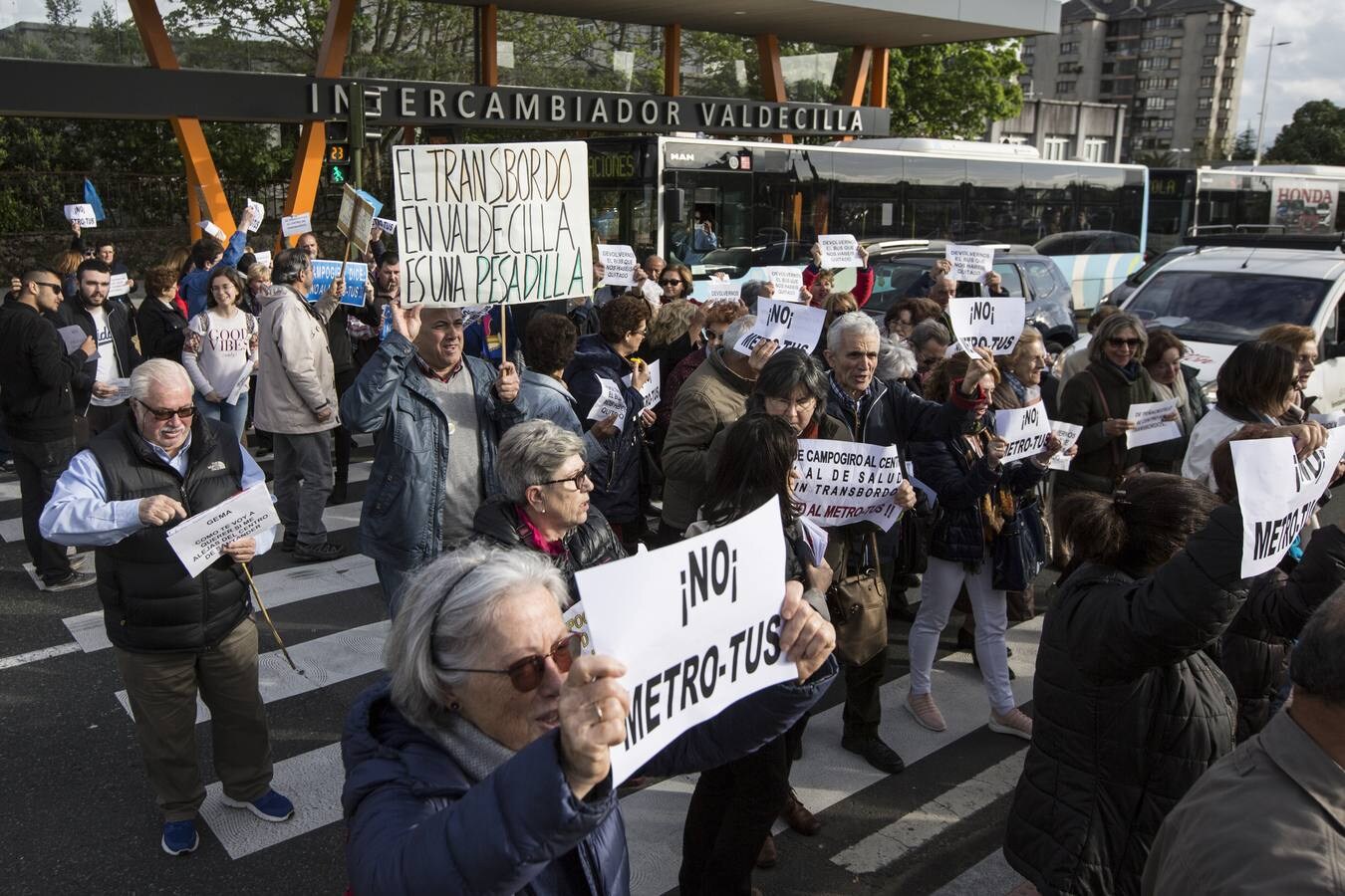 Los vecinos abarrotan la línea 3 en un viaje simbólico contra el MetroTUS y llevan sus pancartas hasta el intercambiador de Valdecilla 