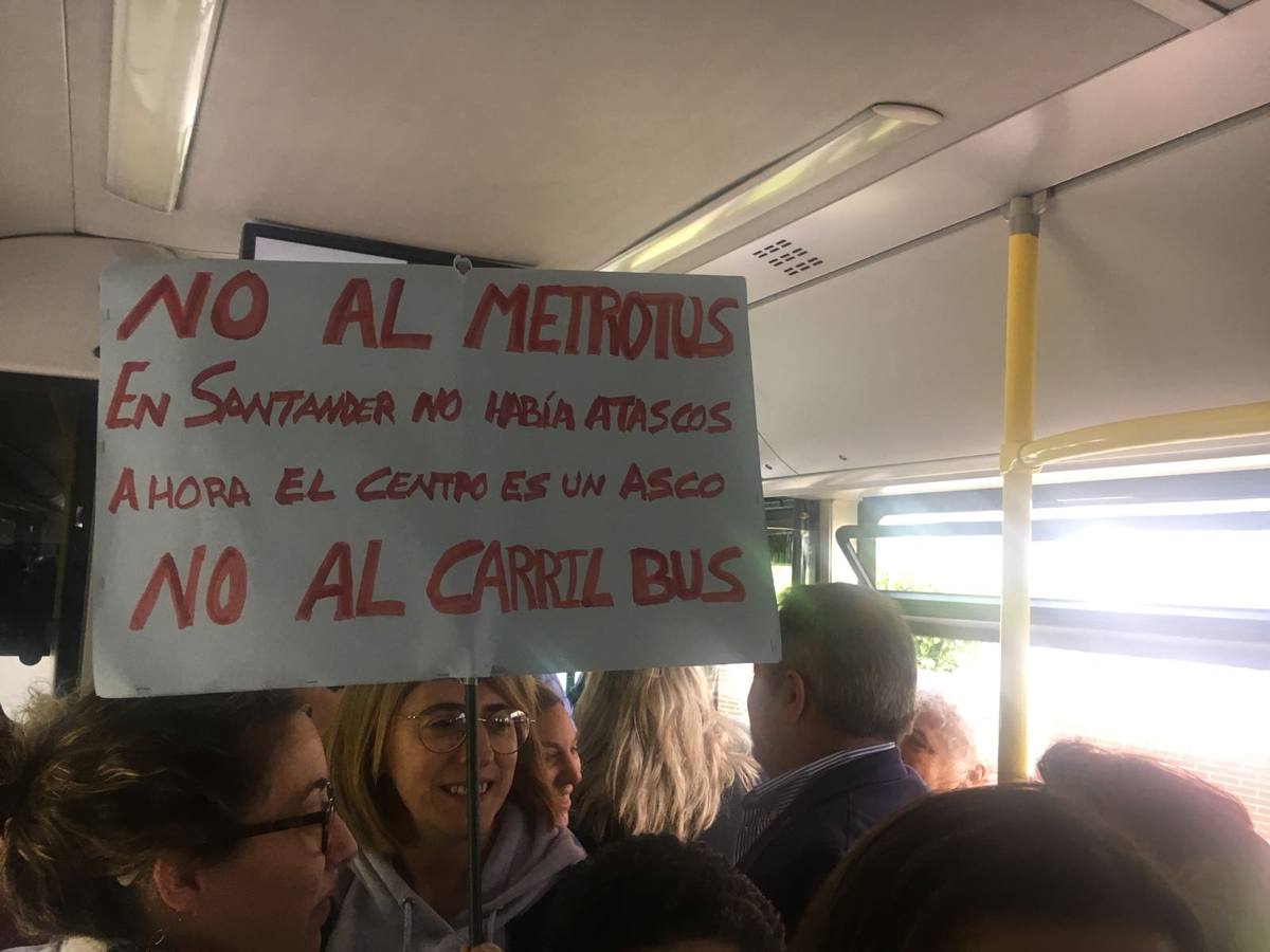 Los vecinos abarrotan la línea 3 en un viaje simbólico contra el MetroTUS y llevan sus pancartas hasta el intercambiador de Valdecilla 