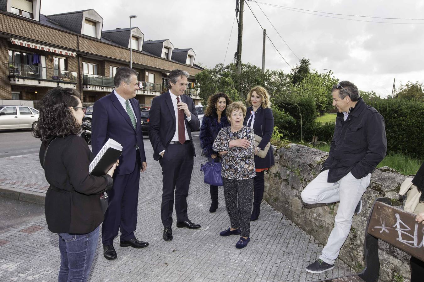 El ministro de Fomento, Íñigo de la Serna, que ha visitado este viernes, los trabajos que van a permitir que la estación de Guarnizo, junto a la de mercancías de Muriedas, sean las primeras de la línea Palencia-Santander con apartaderos de 750 metros.