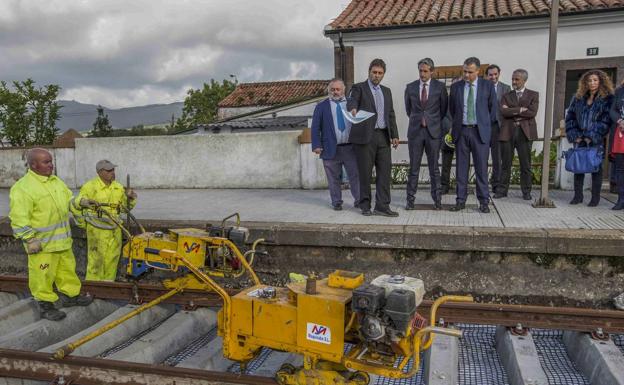 El ministro de Fomento, Íñigo de la Serna, ayer, en su visita a las obras de la estación de tren de Guarnizo.