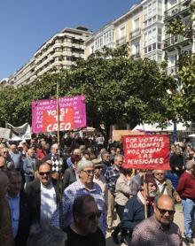 Imagen secundaria 2 - Los pensionistas muestran su indignación en Santander