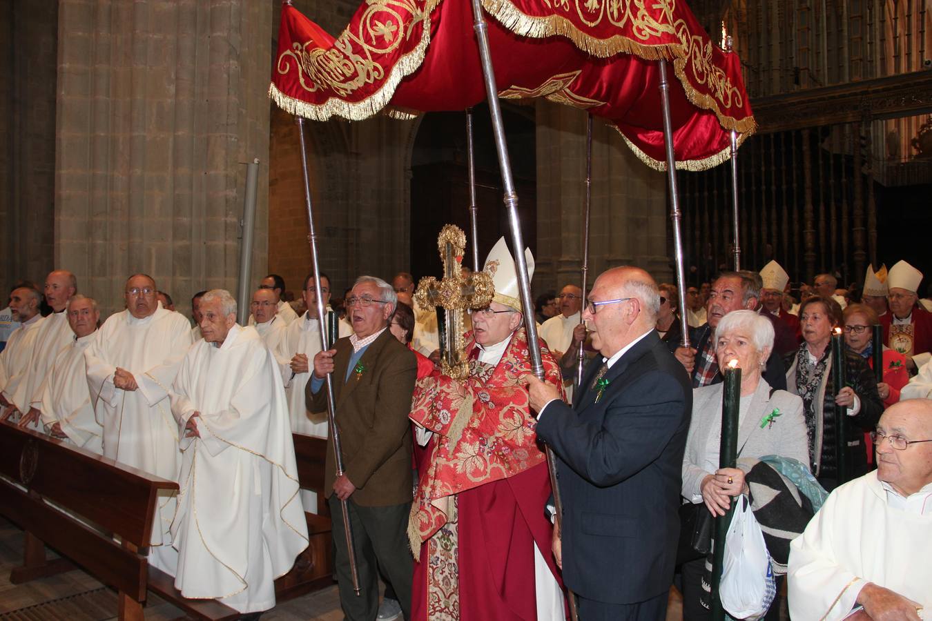 La reliquia ha viajado en coche desde Santo Toribio rumbo a Astorga. A su llegada a León, el obispo de Santander entregó el Lignum Crucis al obispo de León, en un acto celebrado en la catedral