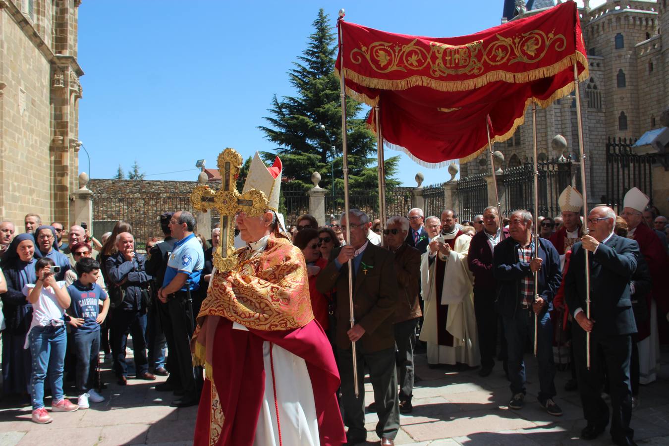 La reliquia ha viajado en coche desde Santo Toribio rumbo a Astorga. A su llegada a León, el obispo de Santander entregó el Lignum Crucis al obispo de León, en un acto celebrado en la catedral