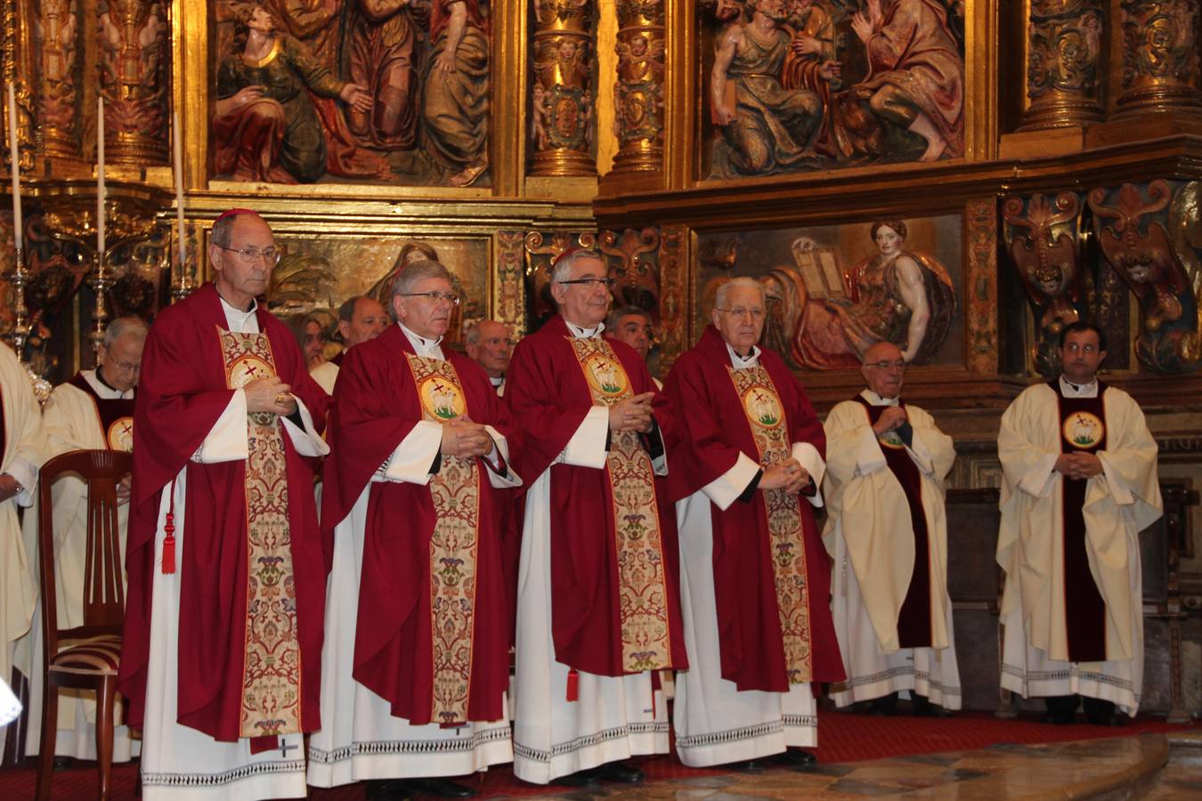 La reliquia ha viajado en coche desde Santo Toribio rumbo a Astorga. A su llegada a León, el obispo de Santander entregó el Lignum Crucis al obispo de León, en un acto celebrado en la catedral