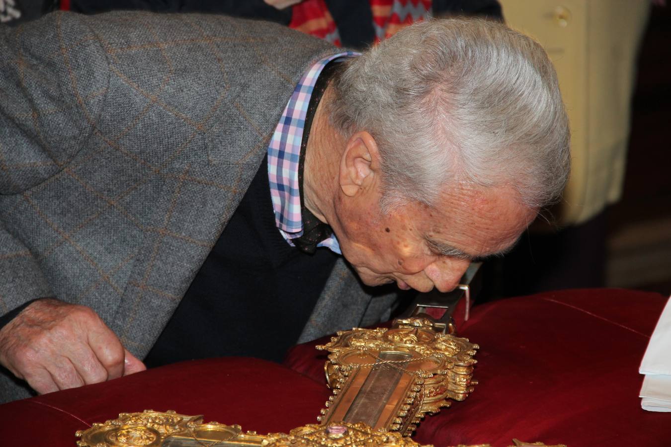 La reliquia ha viajado en coche desde Santo Toribio rumbo a Astorga. A su llegada a León, el obispo de Santander entregó el Lignum Crucis al obispo de León, en un acto celebrado en la catedral