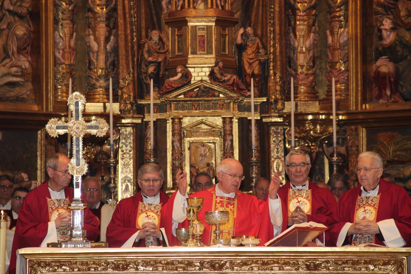 La reliquia ha viajado en coche desde Santo Toribio rumbo a Astorga. A su llegada a León, el obispo de Santander entregó el Lignum Crucis al obispo de León, en un acto celebrado en la catedral