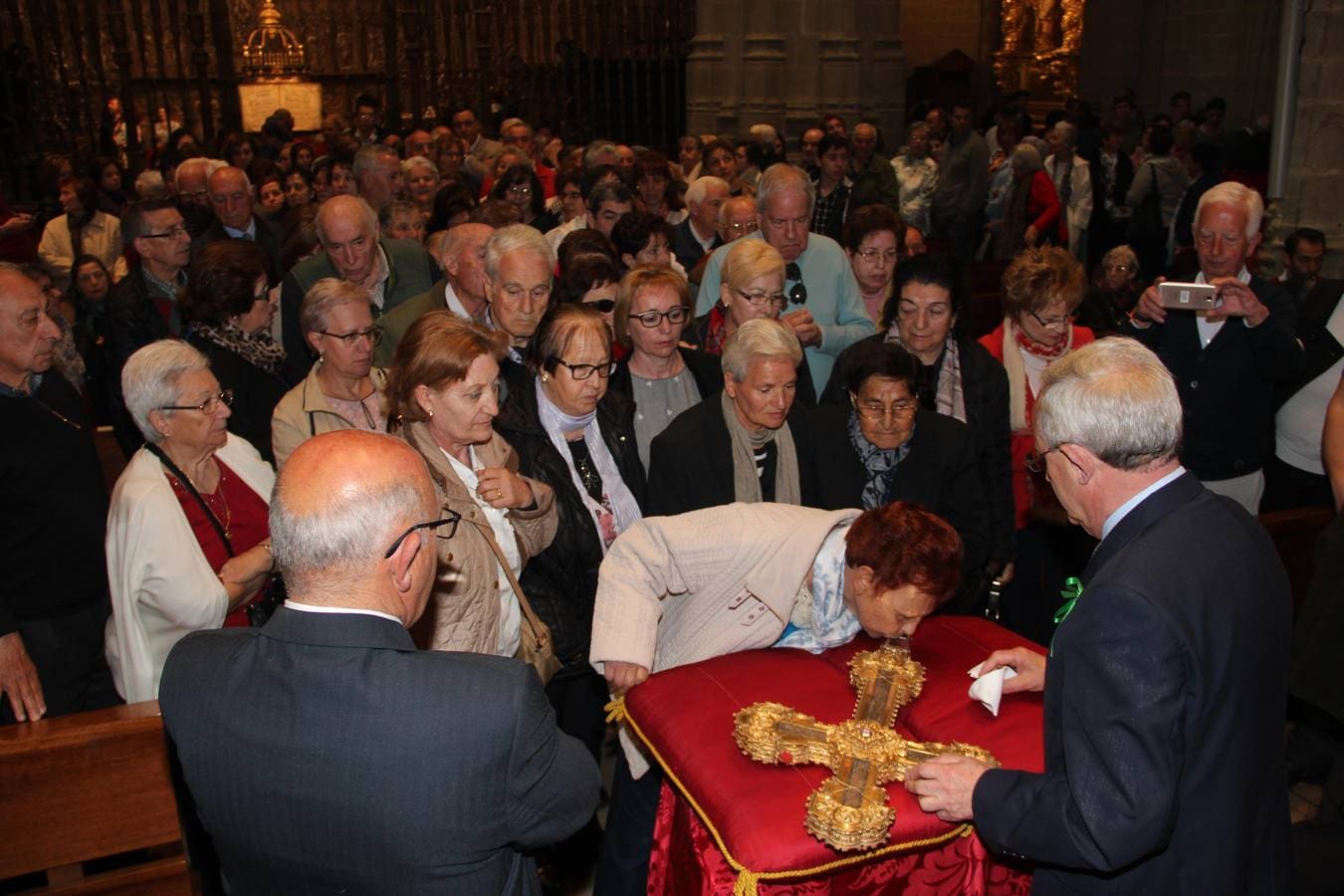 La reliquia ha viajado en coche desde Santo Toribio rumbo a Astorga. A su llegada a León, el obispo de Santander entregó el Lignum Crucis al obispo de León, en un acto celebrado en la catedral