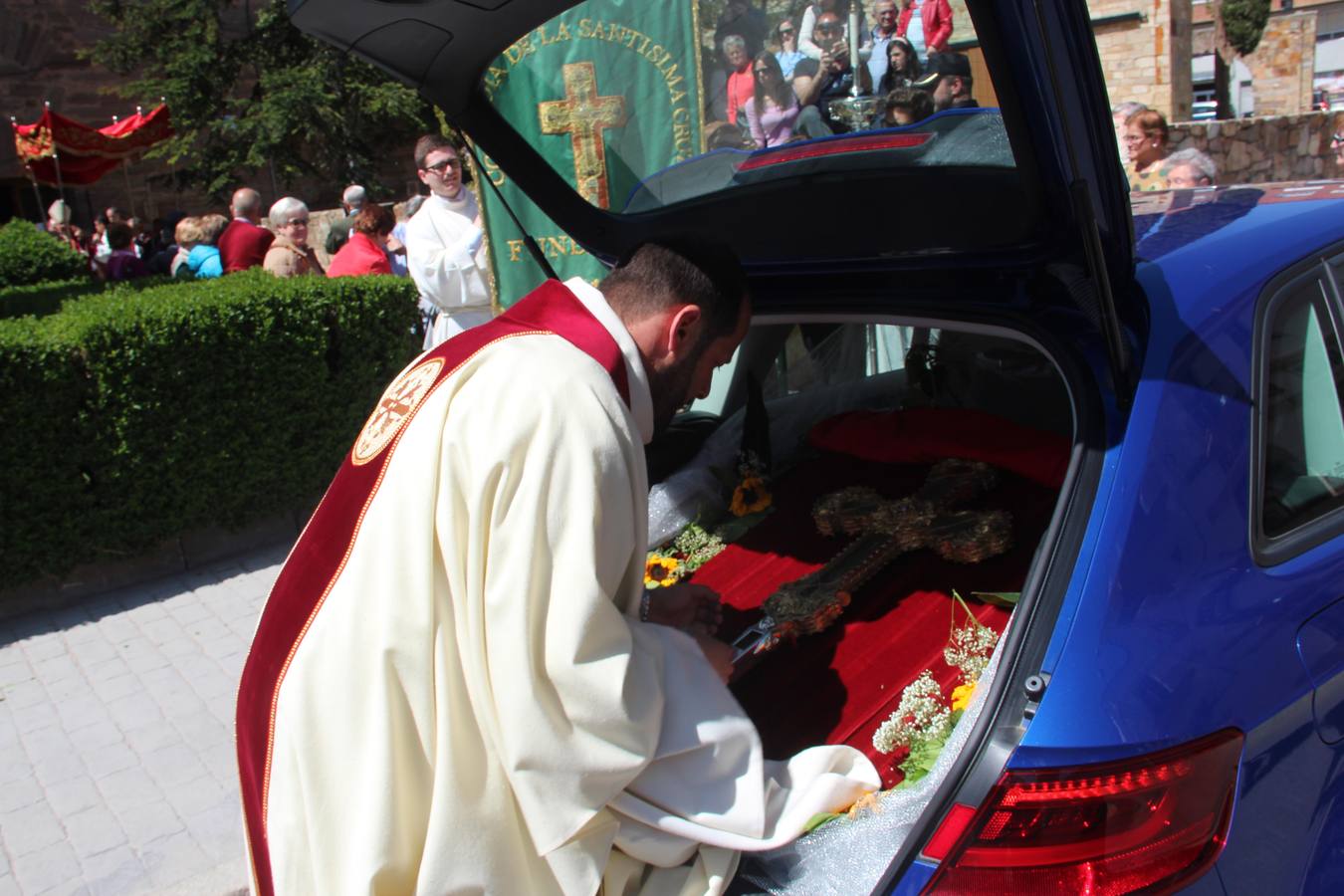 La reliquia ha viajado en coche desde Santo Toribio rumbo a Astorga. A su llegada a León, el obispo de Santander entregó el Lignum Crucis al obispo de León, en un acto celebrado en la catedral