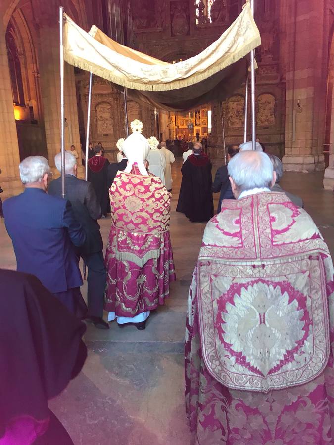 La reliquia ha viajado en coche desde Santo Toribio rumbo a Astorga. A su llegada a León, el obispo de Santander entregó el Lignum Crucis al obispo de León, en un acto celebrado en la catedral