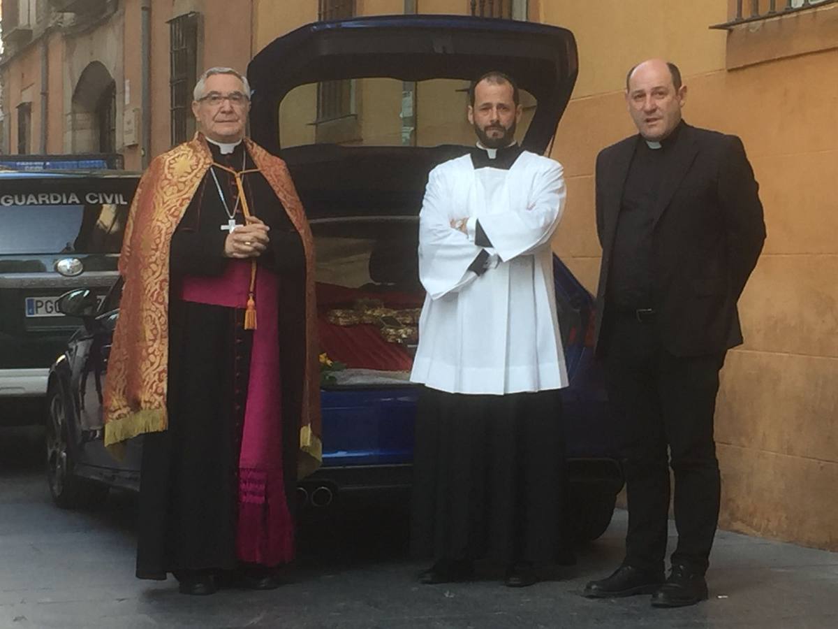 La reliquia ha viajado en coche desde Santo Toribio rumbo a Astorga. A su llegada a León, el obispo de Santander entregó el Lignum Crucis al obispo de León, en un acto celebrado en la catedral