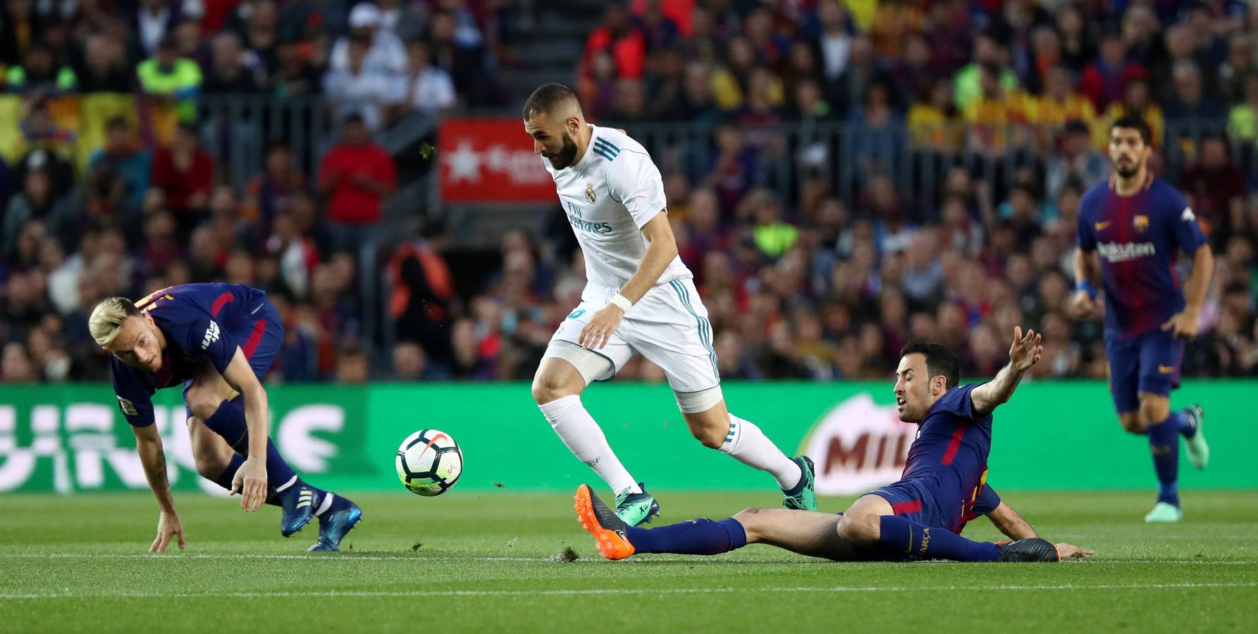 Barcelona y Real Madrid empataron (2-2) en el clásico disputado en el Camp Nou, un partido vibrante en el que hubo goles, emoción, tensión y mucha polémica. 