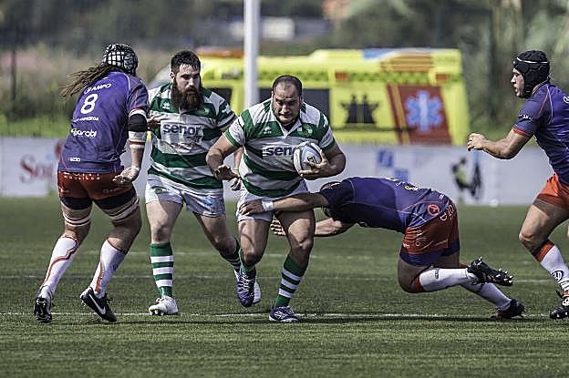 Mario Ottoño lleva el oval en el partido de la primera vuelta ante el Ordizia en San Román.
