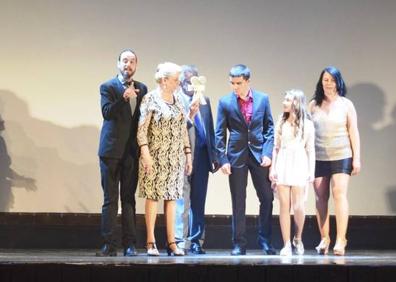 Imagen secundaria 1 - Arriba: Rodrigo Sorogoyen recoge uno de los tres galardones que recibió anoche su cortometraje 'Madre'. Debajo: premio del concurso#notecorteshaztucorto, y premio puesta de largo 'Tarde para la ira'.