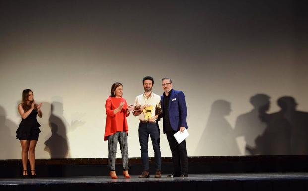 Imagen principal - Arriba: Rodrigo Sorogoyen recoge uno de los tres galardones que recibió anoche su cortometraje 'Madre'. Debajo: premio del concurso#notecorteshaztucorto, y premio puesta de largo 'Tarde para la ira'.