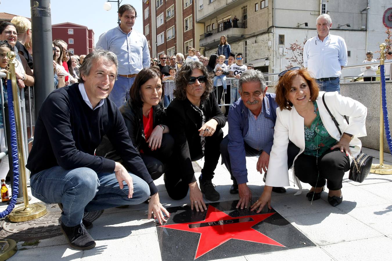 El cantante reinosano Raúl Gutiérrez 'Rulo' ha 'conquistado' una estrella del Paseo de la Fama de Tetuán, que desde este domingo 'brilla' en el suelo de este barrio santanderino, tras ser descubierta por el propio artista, en un acto en el que ha estado rodeado, además de por las autoridades, de amigos y familiares -entre ellos su abuelo de 92 años-, y a quienes ha dedicado el reconocimiento.