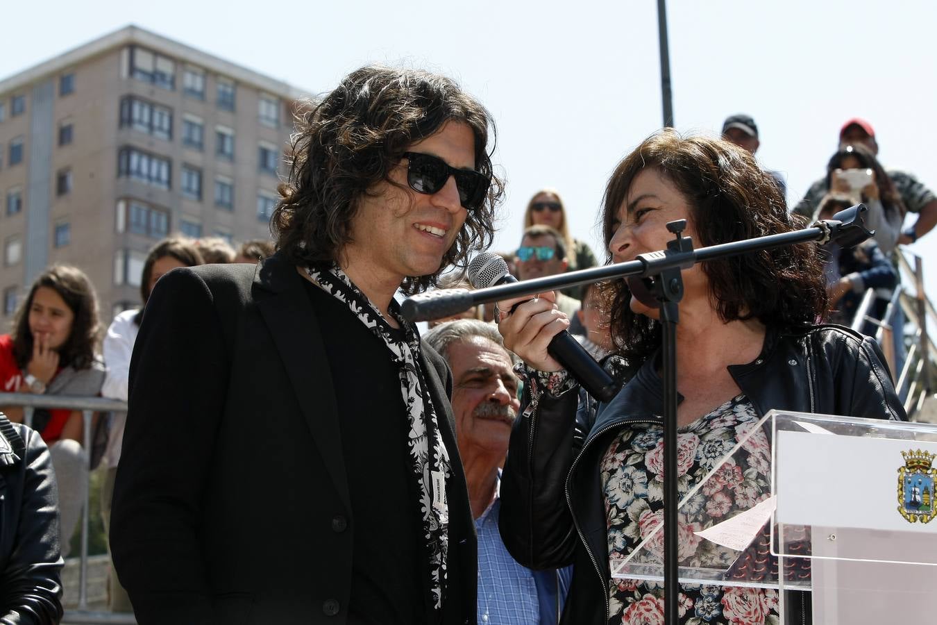 El cantante reinosano Raúl Gutiérrez 'Rulo' ha 'conquistado' una estrella del Paseo de la Fama de Tetuán, que desde este domingo 'brilla' en el suelo de este barrio santanderino, tras ser descubierta por el propio artista, en un acto en el que ha estado rodeado, además de por las autoridades, de amigos y familiares -entre ellos su abuelo de 92 años-, y a quienes ha dedicado el reconocimiento.