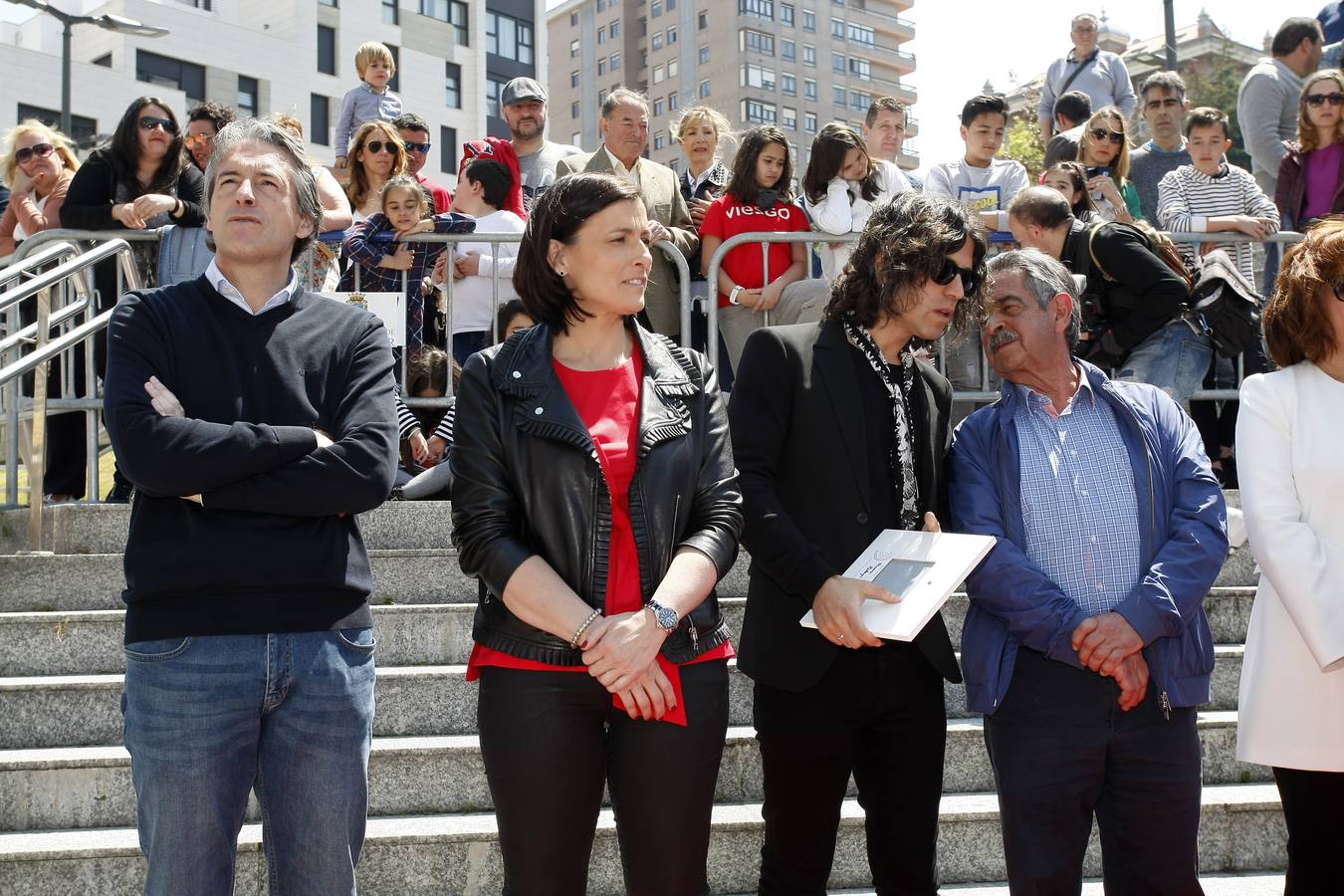 El cantante reinosano Raúl Gutiérrez 'Rulo' ha 'conquistado' una estrella del Paseo de la Fama de Tetuán, que desde este domingo 'brilla' en el suelo de este barrio santanderino, tras ser descubierta por el propio artista, en un acto en el que ha estado rodeado, además de por las autoridades, de amigos y familiares -entre ellos su abuelo de 92 años-, y a quienes ha dedicado el reconocimiento.