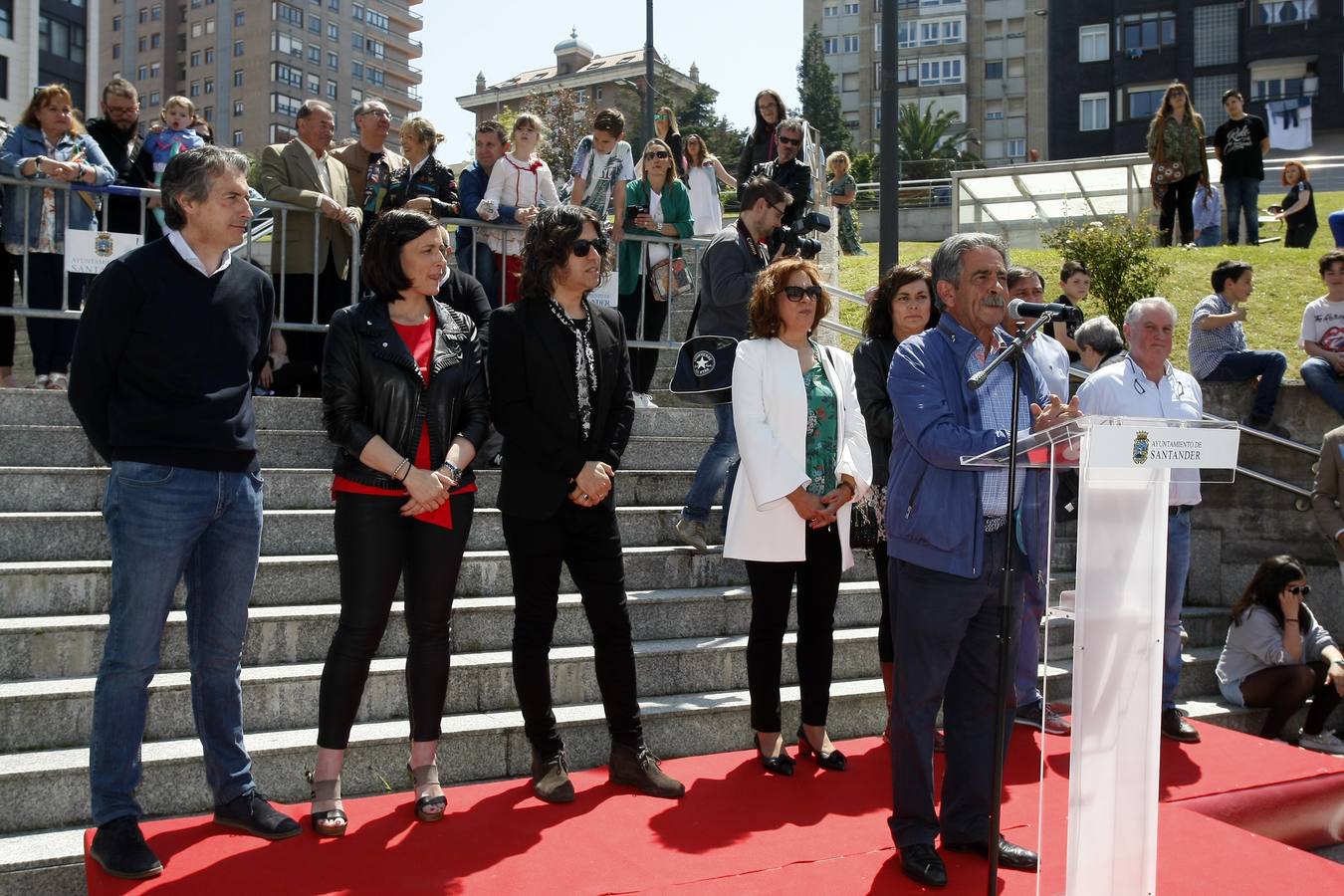 El cantante reinosano Raúl Gutiérrez 'Rulo' ha 'conquistado' una estrella del Paseo de la Fama de Tetuán, que desde este domingo 'brilla' en el suelo de este barrio santanderino, tras ser descubierta por el propio artista, en un acto en el que ha estado rodeado, además de por las autoridades, de amigos y familiares -entre ellos su abuelo de 92 años-, y a quienes ha dedicado el reconocimiento.